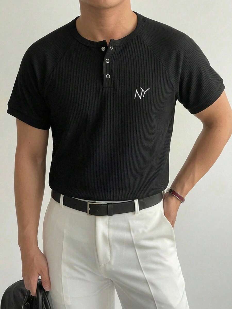 DAZY 男士夏季短袖修身字母刺繡半開襟鈕扣純色T恤 - 黑色 - 查看 1