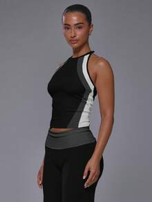 Musera Sport Top deportivo ajustado con paneles frontales de color contrastante, cuello redondo y espalda de nadador - Negro - Ver 3