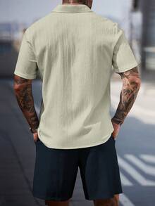 Manfinity Homme 男士純色單排扣短袖襯衫與短褲休閒日常穿搭套裝 - 彩色 - 查看 2