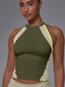 Musera Sport Top deportivo ajustado con paneles frontales de color contrastante, cuello redondo y espalda tipo nadadora - Caqui - Ver 2