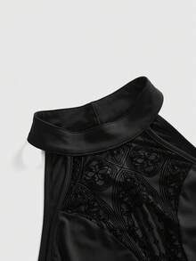 ROMWE Goth بودي سوت مقاس كبير بياقة V عميقة وأكتاف مكشوفة من الشبك مع رقعة مخملية بنمط قلعة، أسلوب قوطي "قصيدة الليل المظلم" (مثلث مع إبزيم) - الأسود - مشاهدة 3