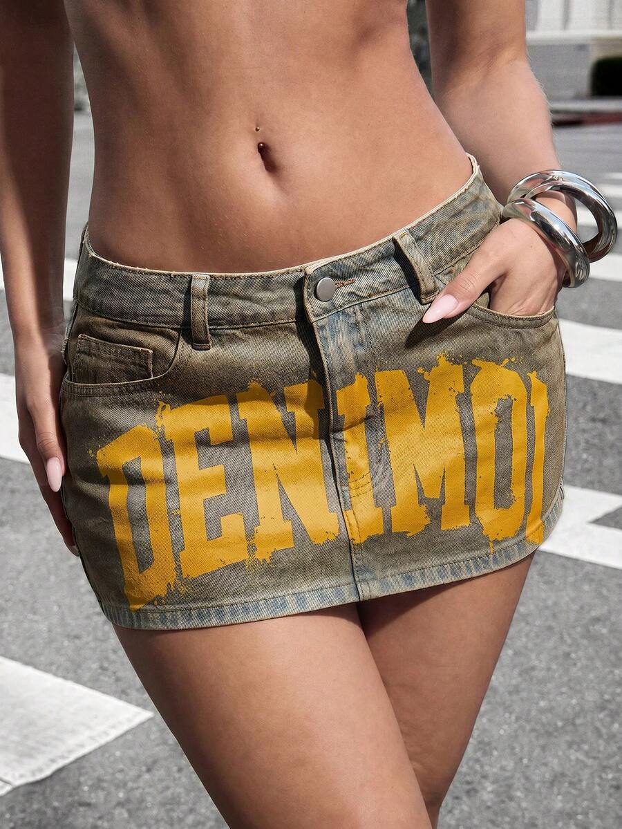 Denimoi 獨特水洗文字牛仔迷你裙 時尚街頭風演唱會穿搭 It Girl 風格裙 - 淺色水洗藍 - 查看 1