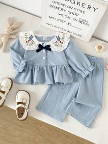 SHEIN Playful Pals 女嬰甜美娃娃刺繡領前扣蝴蝶結寬鬆下擺鬆緊腰直筒長褲長袖套裝 秋季 - 淺藍色 - 查看 3