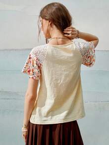 SHEIN 女款春夏新款短袖蕾絲拼接淡黃色方領寬鬆休閒日常度假節日派對開學T恤 - 黃色 - 查看 3