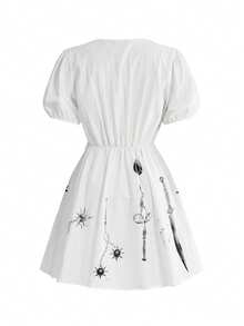 ROMWE Goth Vestido corto de mujer con estampado de martillo meteórico, espada, cadena y tenedor, estilo gótico - Blanco - Ver 2
