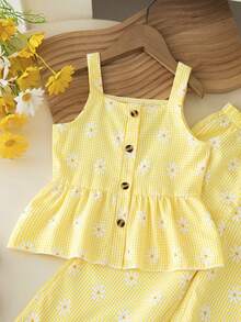 SHEIN Elladie kids 春夏女童活力田園風格紋雛菊套裝，藍白格紋布料搭配清新雛菊印花，方領收腰背心上衣與寬腿褲，鈕扣＋荷葉邊下擺設計增添俏皮魅力，清新活力風格，舒適寬腿褲版型，適合日常出遊與週末野餐 - 黃色 - 查看 4