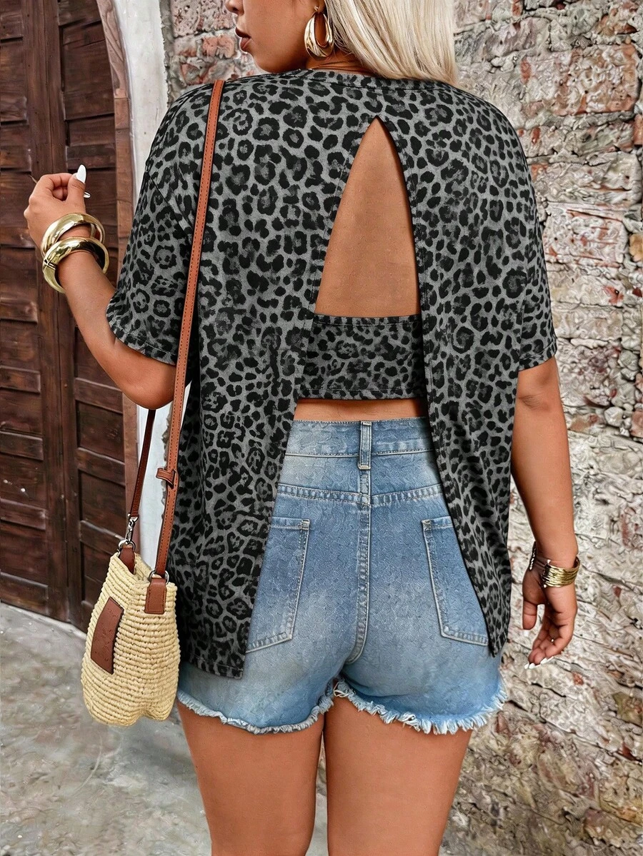 SHEIN Holidaya 大尺碼女款豹紋圓領T恤,適合春夏日常穿搭、約會、浪漫風格、通勤 - 彩色 - 查看 1