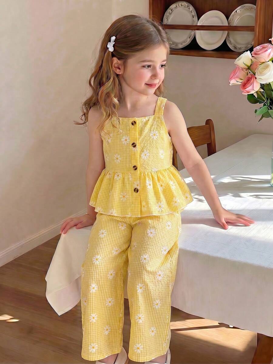 SHEIN Elladie kids 春夏女童活力田園風格紋雛菊套裝，藍白格紋布料搭配清新雛菊印花，方領收腰背心上衣與寬腿褲，鈕扣＋荷葉邊下擺設計增添俏皮魅力，清新活力風格，舒適寬腿褲版型，適合日常出遊與週末野餐