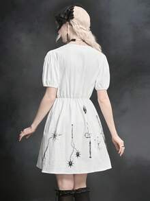 ROMWE Goth Vestido corto de mujer con estampado de martillo meteórico, espada, cadena y tenedor, estilo gótico - Blanco - Ver 6