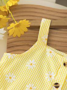 SHEIN Elladie kids 春夏女童活力田園風格紋雛菊套裝，藍白格紋布料搭配清新雛菊印花，方領收腰背心上衣與寬腿褲，鈕扣＋荷葉邊下擺設計增添俏皮魅力，清新活力風格，舒適寬腿褲版型，適合日常出遊與週末野餐 - 黃色 - 查看 5
