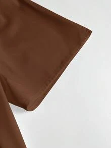 GlowEve CURVE 大尺碼春夏V領翻領收腰顯瘦A字短袖白色法式優雅知性通勤百搭女款襯衫上衣，適合多種身型，可作辦公約會內搭 - 棕色 - 查看 6