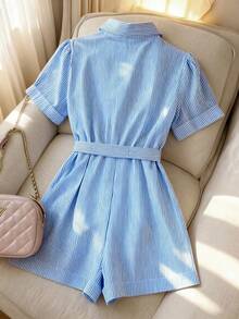 GlowEve CURVE 大尺碼女款夏季優雅極簡翻領短袖精緻刺繡腰帶收腰短款休閒藍色條紋連身褲 - 藍色 - 查看 2