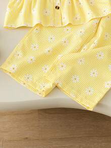 SHEIN Elladie kids 春夏女童活力田園風格紋雛菊套裝，藍白格紋布料搭配清新雛菊印花，方領收腰背心上衣與寬腿褲，鈕扣＋荷葉邊下擺設計增添俏皮魅力，清新活力風格，舒適寬腿褲版型，適合日常出遊與週末野餐 - 黃色 - 查看 8