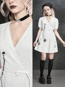 ROMWE Goth Vestido corto de mujer con estampado de martillo meteórico, espada, cadena y tenedor, estilo gótico - Blanco - Ver 7