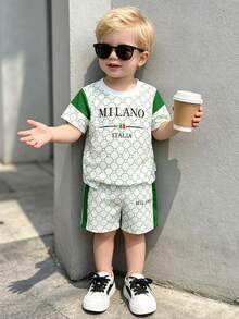 2pcs Setelan Kasual Klasik Anak Laki-laki Warna Hijau Blok MILANO, ITALIA Kaos Leher Bulat dengan Cetakan Huruf Monogram di Seluruh Permukaan dan Celana Pendek Garis Samping yang Serasi - MultiWarna - View 2