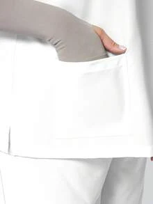 TaskEZ Atasan Seragam Perawat Kasual Wanita Ukuran Besar Warna Putih, Atasan Seragam Bedah Lengan Pendek Leher V Modis Musim Semi/Panas dengan Gantungan Loop, Dua Saku dan Desain Patchwork, Pakaian Kerja Seragam - Putih - View 3