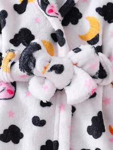 SHEIN Playful Pals 新生兒嬰兒牛紋連帽珊瑚絨浴袍，中性嬰兒可愛滿版印花繫腰毛絨吸水居家睡衣 - 彩色 - 查看 6