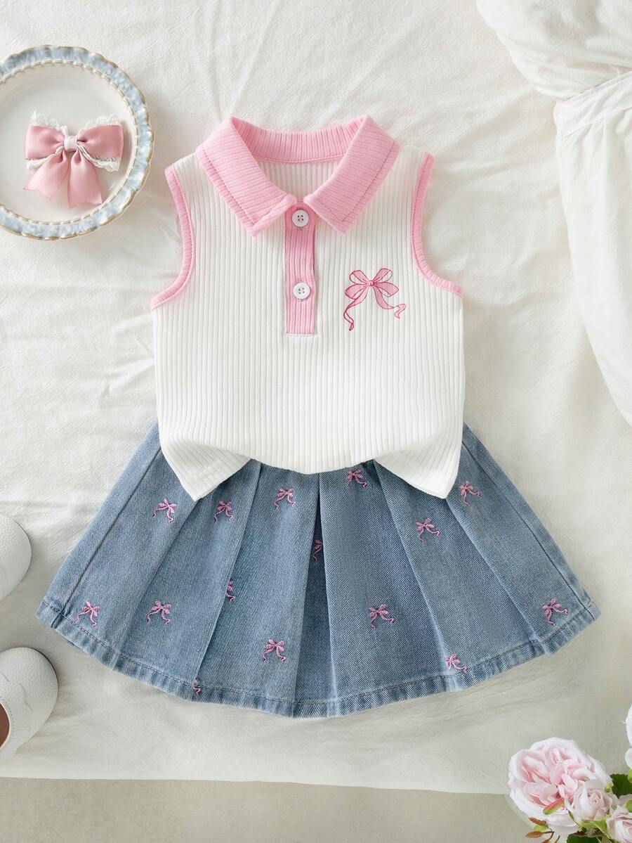 SHEIN Playful Pals 女嬰甜美無袖 Polo 領羅紋上衣與牛仔百褶裙 2 件套，夏季新款可愛休閒學院風，淺藍色水洗牛仔布搭配蝴蝶結刺繡圖案，柔軟親膚面料，修身顯瘦，適合日常穿搭、女嬰日、夏季度假海灘
