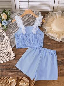 SHEIN Elladie kids 少女韓系清新條紋套裝，藍白直條紋挺括面料，肩帶拼接3D白色荷葉邊蕾絲，彈性後腰上衣，短褲飾亮面側扣與微開衩，寬鬆活潑版型，輕便夏季兩件套，適合海灘、出遊與日常購物 - 藍色 - 查看 3