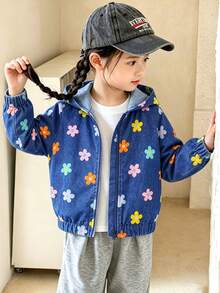 SHEIN Elladie kids 女童新款時尚連帽拉鍊夾克，梭織布料搭配藍色底彩色花卉數位印花，彈性袖口與下擺設計，長袖休閒時尚夾克，柔軟舒適面料，適合女童可愛俏皮休閒甜美舒適穿搭，理想用於日常穿著、學校、外出、度假與派對 - 藍色 - 查看 6