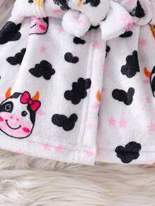 SHEIN Playful Pals 新生兒嬰兒牛紋連帽珊瑚絨浴袍，中性嬰兒可愛滿版印花繫腰毛絨吸水居家睡衣 - 彩色 - 查看 8