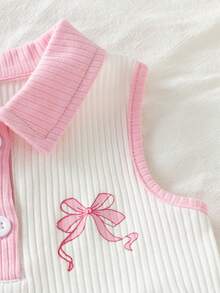 SHEIN Playful Pals 女嬰甜美無袖 Polo 領羅紋上衣與牛仔百褶裙 2 件套，夏季新款可愛休閒學院風，淺藍色水洗牛仔布搭配蝴蝶結刺繡圖案，柔軟親膚面料，修身顯瘦，適合日常穿搭、女嬰日、夏季度假海灘 - 粉色 - 查看 4