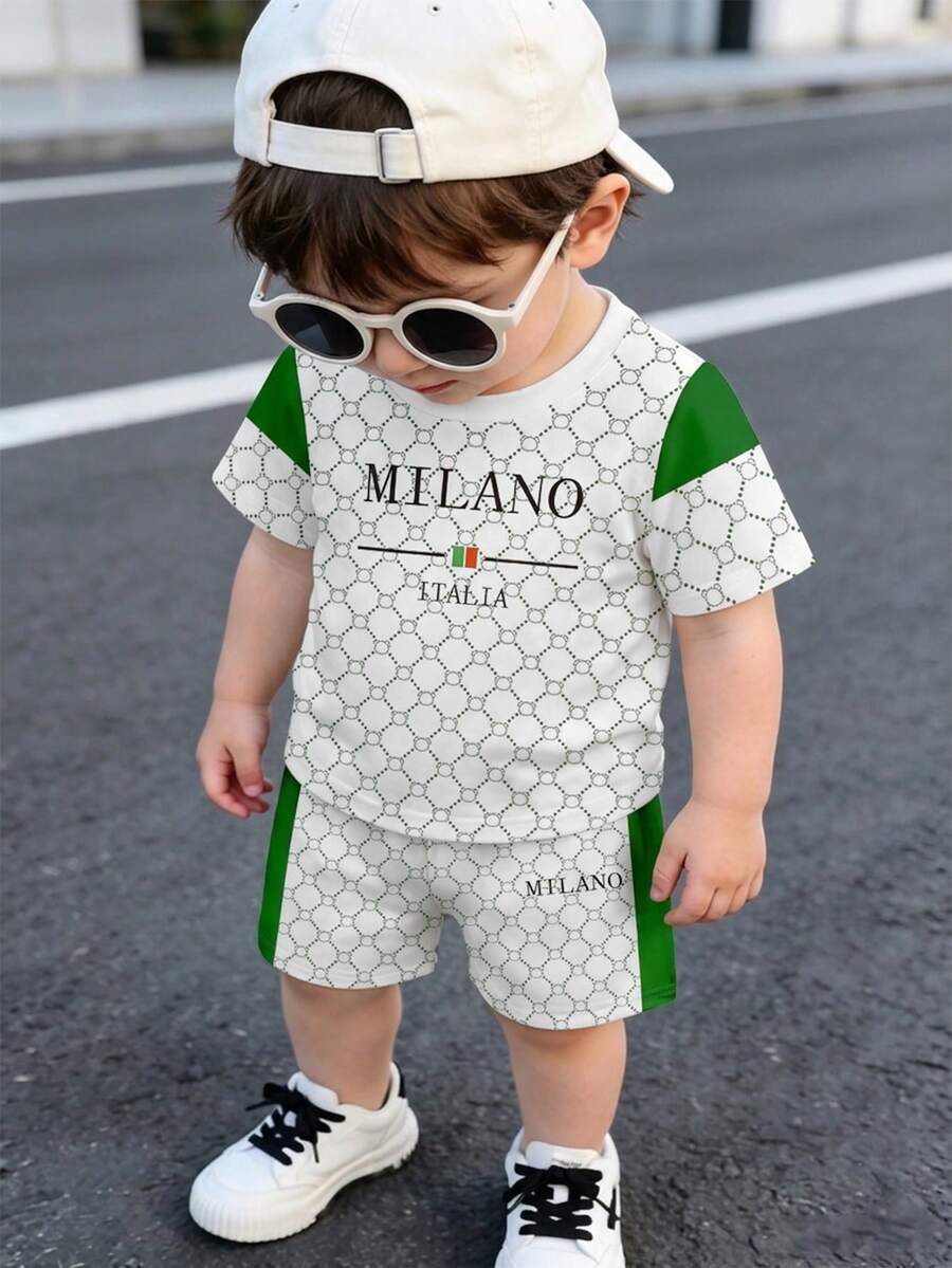 2pcs Setelan Kasual Klasik Anak Laki-laki Warna Hijau Blok MILANO, ITALIA Kaos Leher Bulat dengan Cetakan Huruf Monogram di Seluruh Permukaan dan Celana Pendek Garis Samping yang Serasi - MultiWarna - View 1