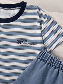SHEIN Vintaside Kids 男童夏季兩件套，藍白條紋短袖T恤，胸前印有英文圖案，淺藍色牛仔短褲，破洞磨損設計，適合日常戶外、公園和家庭休閒 - 藍色 - 查看 6