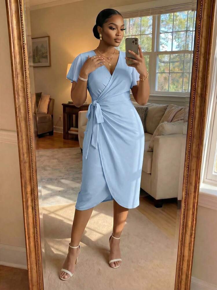 SHEIN Lady CURVE Gaun Elegan Musim Panas Wanita Ukuran Plus Warna Polos Model Tumpang Tindih Leher V Lengan Pendek Berkerut dengan Simpul Samping - Biru - View 4