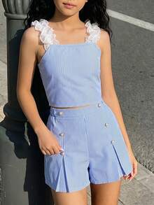 SHEIN Elladie kids 少女韓系清新條紋套裝，藍白直條紋挺括面料，肩帶拼接3D白色荷葉邊蕾絲，彈性後腰上衣，短褲飾亮面側扣與微開衩，寬鬆活潑版型，輕便夏季兩件套，適合海灘、出遊與日常購物 - 藍色 - 查看 4