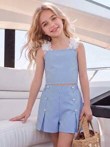SHEIN Elladie kids 少女韓系清新條紋套裝，藍白直條紋挺括面料，肩帶拼接3D白色荷葉邊蕾絲，彈性後腰上衣，短褲飾亮面側扣與微開衩，寬鬆活潑版型，輕便夏季兩件套，適合海灘、出遊與日常購物 - 藍色 - 查看 5