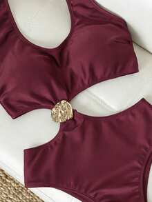 Traje de baño de playa elegante para vacaciones para mujer, conjunto de tela de unicolor Swim Chiccia con decoración de ribete metálico y diseño de un solo hombro - Burdeos - Ver 2