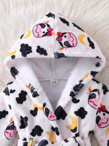 SHEIN Playful Pals 新生兒嬰兒牛紋連帽珊瑚絨浴袍，中性嬰兒可愛滿版印花繫腰毛絨吸水居家睡衣 - 彩色 - 查看 4