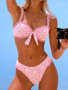 Swim Mod Conjunto de 2 piezas de traje de baño para niñas con top de tela especial de pecho plano fruncido con encaje y Bottom de bikini triangular con dobladillo con volantes - Rosa - Ver 1