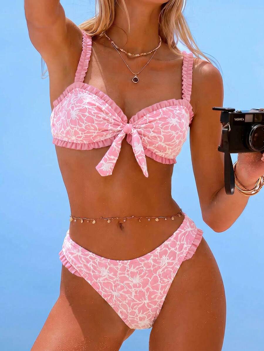 Swim Mod Conjunto de 2 piezas de traje de baño para niñas con top de tela especial de pecho plano fruncido con encaje y Bottom de bikini triangular con dobladillo con volantes - Rosa - Ver 1