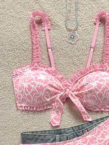 Swim Mod Conjunto de 2 piezas de traje de baño para niñas con top de tela especial de pecho plano fruncido con encaje y Bottom de bikini triangular con dobladillo con volantes - Rosa - Ver 3