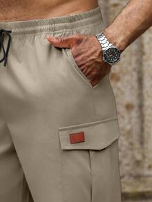 Manfinity Homme Celana Pendek Kargo Kasual Pria Ukuran Besar dengan Saku dan Detail Tempelan, Serbaguna untuk Pemakaian Sehari-hari dan Perjalanan - Khaki - View 4