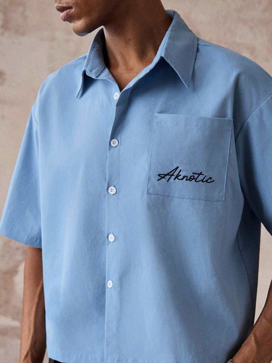 AKNOTIC 男士夏季休閒字母刺繡短袖襯衫 - 霧霾藍 - 查看 1