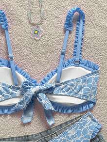 Swim Mod Conjunto de 2 piezas de traje de baño para adolescente con top de tela especial de pecho plano con fruncido y encaje, y braguita de bikini triangular con dobladillo con volantes - Azul - Ver 5