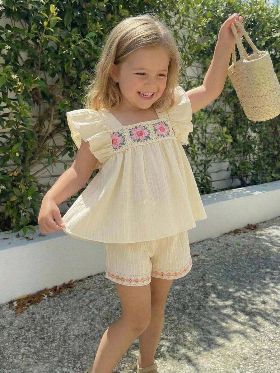 SHEIN Genkimix Kids 女童刺繡緞帶飾邊荷葉袖輕盈飄逸寬鬆短褲，活潑靈動森系田園風休閒夏季穿搭，適合出遊、度假與聚會