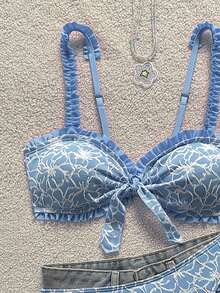 Swim Mod Conjunto de 2 piezas de traje de baño para adolescente con top de tela especial de pecho plano con fruncido y encaje, y braguita de bikini triangular con dobladillo con volantes - Azul - Ver 4