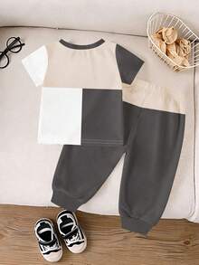 2 Set Pakaian Bayi Laki-laki Musim Semi/Panas Kasual Klasik Motif Blok Warna Patchwork Huruf MILANO, ITALIA, Kaos Leher Bulat dan Celana Panjang Motif Blok Warna Senada - MultiWarna - View 2