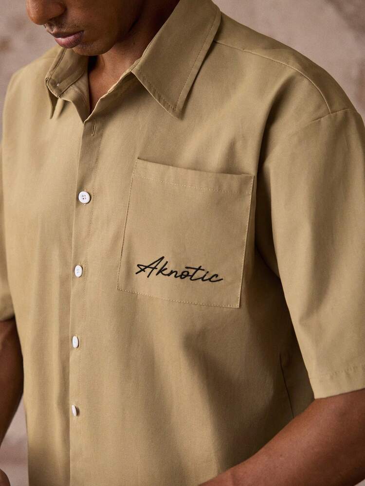 AKNOTIC 男士夏季休閒字母刺繡短袖襯衫 - 卡其色 - 查看 4