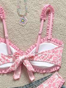 Swim Mod Conjunto de 2 piezas de traje de baño para niñas con top de tela especial de pecho plano fruncido con encaje y Bottom de bikini triangular con dobladillo con volantes - Rosa - Ver 4