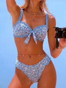 Swim Mod Conjunto de 2 piezas de traje de baño para adolescente con top de tela especial de pecho plano con fruncido y encaje, y braguita de bikini triangular con dobladillo con volantes - Azul - Ver 1