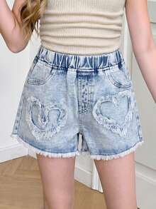 SHEIN Genkimix Kids 青少年女孩牛仔短褲，夏季新品，時尚休閒風格，淺色復古牛仔淺藍色，彈性腰部設計，貼花愛心刺繡圖案結合磨損水洗工藝，時尚，寬鬆A字版型，柔軟舒適面料，百搭時尚風格適合日常穿著，適用於夏季度假、音樂節、派對聚會等場合，夏季度假新品青少年女孩牛仔短褲 - 淺色水洗藍 - 查看 6