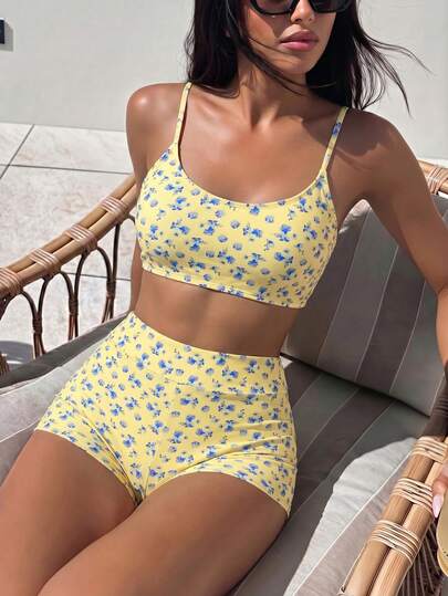Swim Vcay 女款時尚度假隨機印花細肩帶上衣與短褲泳裝套裝，適用於海灘與海濱