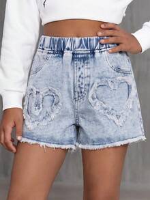 SHEIN Genkimix Kids 青少年女孩牛仔短褲，夏季新品，時尚休閒風格，淺色復古牛仔淺藍色，彈性腰部設計，貼花愛心刺繡圖案結合磨損水洗工藝，時尚，寬鬆A字版型，柔軟舒適面料，百搭時尚風格適合日常穿著，適用於夏季度假、音樂節、派對聚會等場合，夏季度假新品青少年女孩牛仔短褲 - 淺色水洗藍 - 查看 3