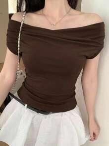 DAZY تي شيرت نسائية بتصميم الكتف الواحد ، أحادية اللون ، آستين قصير ، مناسبة للربيع والصيف - بني - مشاهدة 8