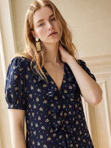 SHEIN 法式復古碎花女式襯衫，法式浪漫度假荷葉邊上衣，女式寬鬆襯衫，女式碎花襯衫，女式短袖套頭襯衫，海軍藍女式泡泡短袖上衣，度假上衣，夏季女裝，新款女裝 - 藏蓝色 - 查看 5